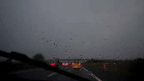 Lighting.Close-up of windshield wiper operating in the rain in the evening Vídeos de archivo 80094824