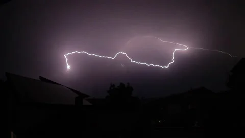 Lightning and light flash in the night sky in the German village with sound. Vídeo Stock 159371051