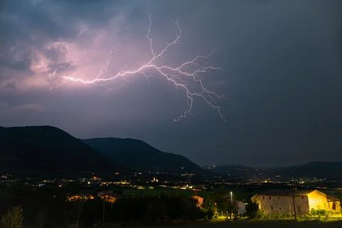 Lightning bolt over the mountains Foto stock