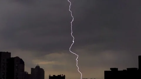 Lightning in the city. Slow motion. Video stock 81827978