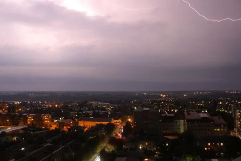 Lightning that comes out of the clouds in the sky and touches the ground. 库存照片