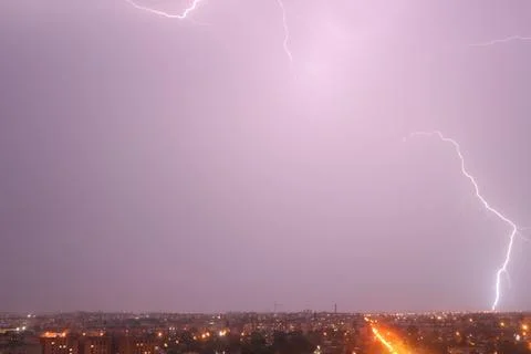 Lightning that comes out of the clouds in the sky and touches the ground. 库存照片