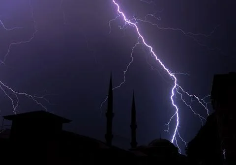 Lightning falling on the mosque at night. Foto stock