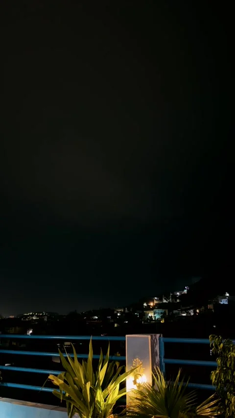 Lightning flashes in the night sky Vídeos de archivo 333571708