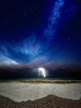 Lightning over sea Фото