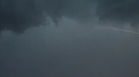 Lightning in the sky at night Vidéo 7747799