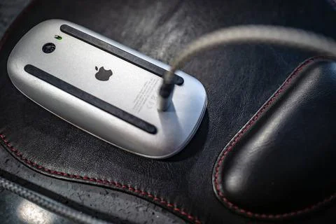 Lightning Stecker von Apple wird durch USB-C ersetzt Magic Mouse Lightning... Stock Photos