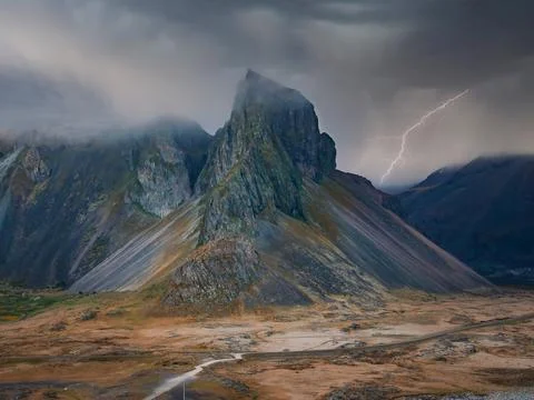 Lightning Strike Illuminates Dramatic Mountain Range in Iceland Foto stock