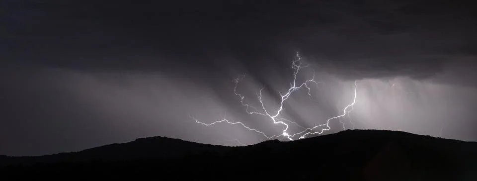 Lightning strike over mountain range, panorama Foto stock
