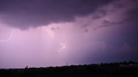 Lightning strikes in the darkness of the night. Vídeo Stock 246918578