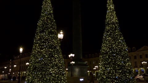 Lights and decorations on the christmas tree in Place-Vendôme at night. 库存影片 302540704