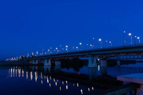 Lights and reflection of the Night bridge on the river. Foto stock