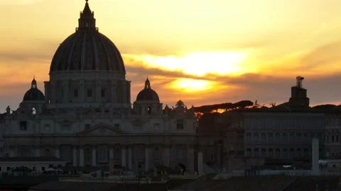 Lights and shadows on the dome of St. Peter's, Vatican, Rome. Vídeo Stock 238358471