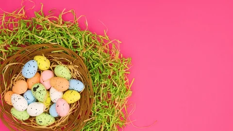 Lights blinking in basket with Easter eggs on pink background - Stop motion Stock Footage 128584744