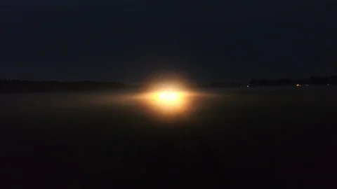 Lights of a car in the night field Vidéo 102775414