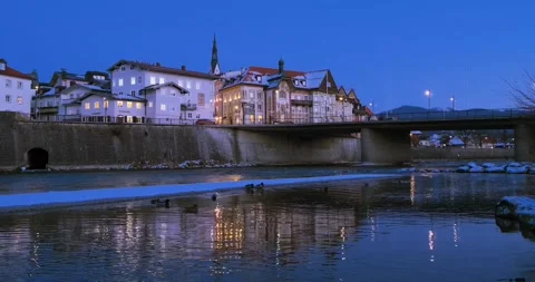 Lights from the illuminated old town of Bad Tölz are reflected in the waters.. Vídeo Stock 330286161