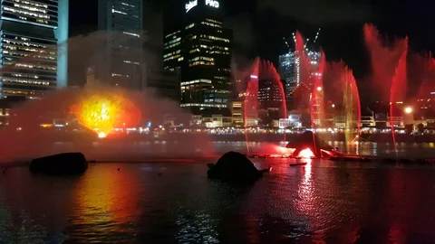 Lights show with an image of fire and general along Singapore River during Vidéo 102158350