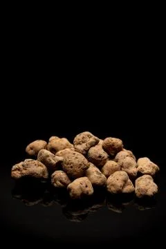 Lightweight expanded clay aggregate on black background, building material Foto stock