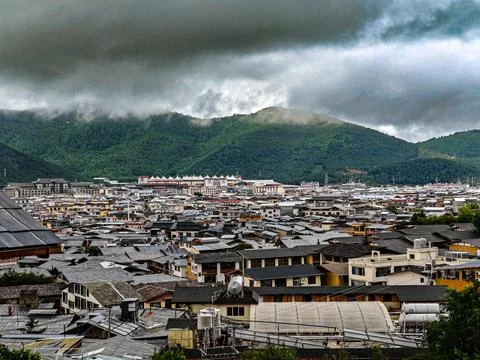 Lijiang Townscape Beneath Cloud-Covered Mountains Stock-Fotos