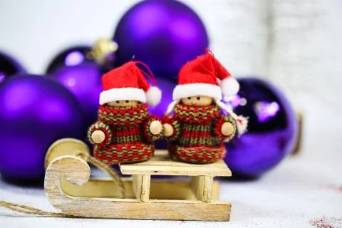 Lila Weihnachtskugeln, mit Männlein Stock Photos