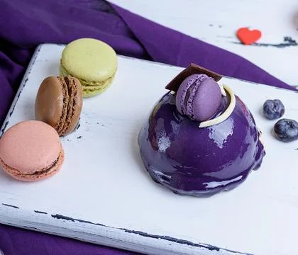 Lilac round cake with macarons Stock Photos