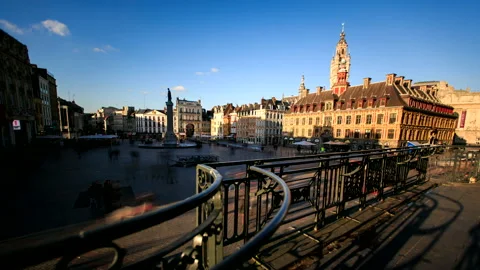 LILLE, Couché de soleil sur la Vieille Bourse de Lille, TIMELAPSE Vídeos de archivo 136547060