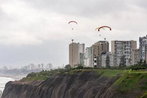 Lima, Lima, Peru - October 13, 2018: Paragliders Soar Above Miraflores Cliffs Fotos Stock