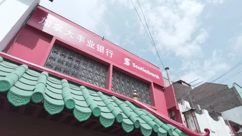 Lima peru, 16 august 2025. Red and green scotiabank branch in lima chinatown, Vidéo 315800941