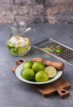 Lime and Lemon Lemonade with mint and ice 库存照片