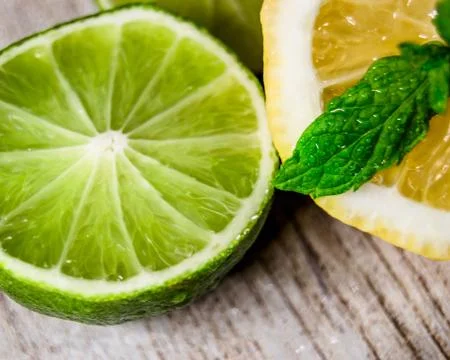 Lime and lemon splash with ice and some detox water Foto stock