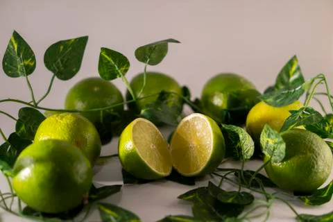 Lime in basket Foto stock