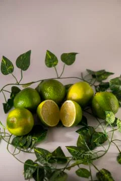 Lime in basket Foto stock