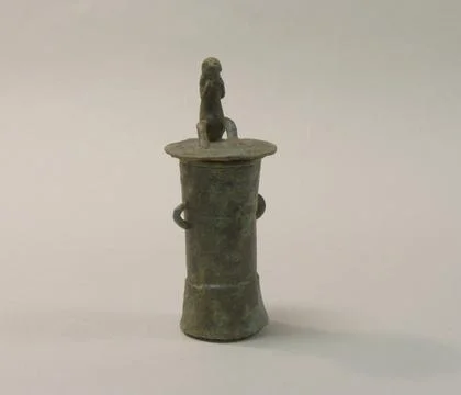 Lime Container in the Form of a "Mloko" Drum Surmounted by a Crouching Figu.. Stock-Fotos