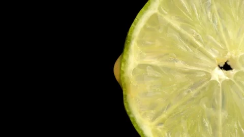 Lime with dripping clear juice on black background Vidéo 251915565