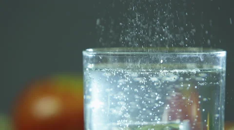 Lime dropped into a carbonated drink Vidéo 67359579