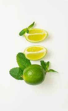 Lime isolated. Lime slice with mint leaves isolate on white. Foto stock