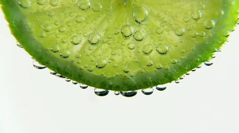 Lime slice  in carbonated drink generating bubbles. Vidéo 66262729