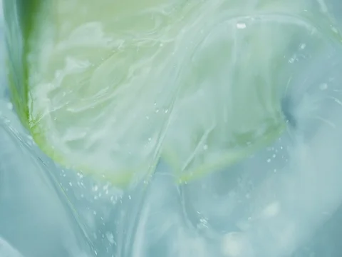Lime slice is placed in a drink 스톡 동영상 76677472