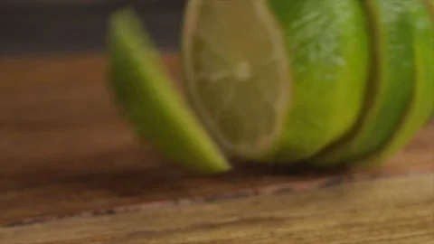 Lime Slices Fall from Above Closeup 動画素材 99163668