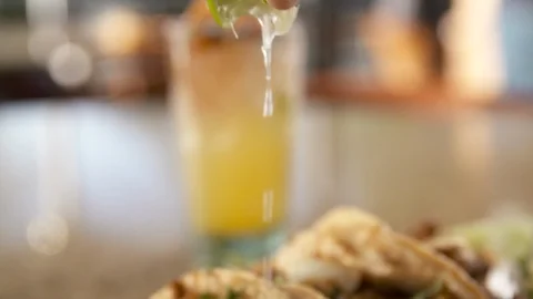 Lime squeeze over tacos  動画素材 112576138