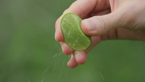 Lime squeeze in slow motion Video stock 94732619