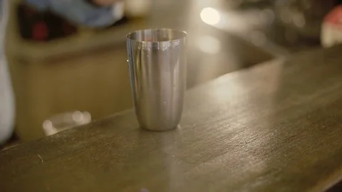 A lime squeezing for cocktail in 4K. Video stock 83506088