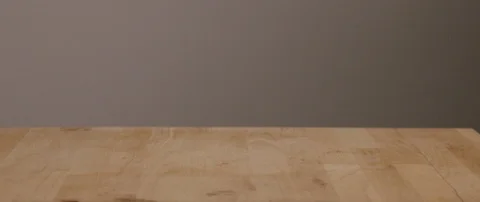 Limes Falling Onto Cutting Board In Slow Motion Vídeo Stock 105372635
