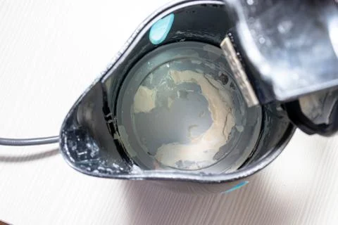 Limescale, lime scale in old kettle in kitchen. A white, chalky residue of ca Foto stock