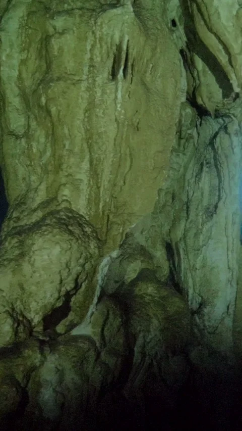 Limestone cavern passage framing a bright blue opening Vídeo Stock 341360939