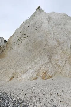 Limestone cliff eroding from natural elements and plants precariously perch.. Foto stock