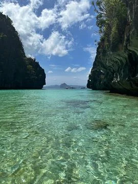 Limestone cliffs and boats moored at entrance to the Big Lagoon, El Nido, Stock Photos