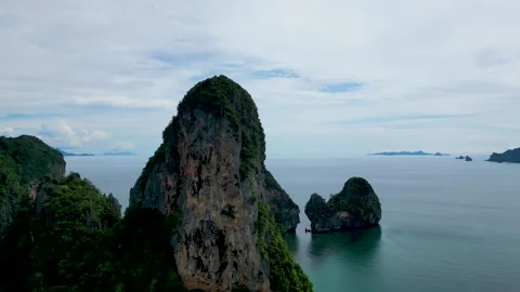 Limestone cliffs and sea at Railay beach, Krabi, Thailand 動画素材 320758883