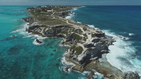 Limestone cliffs and surf at the tip of Isla Mujeres, Mexico Vídeo Stock 89244816