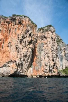 Limestone cliffs around Phi-Phi island Stock-Fotos
